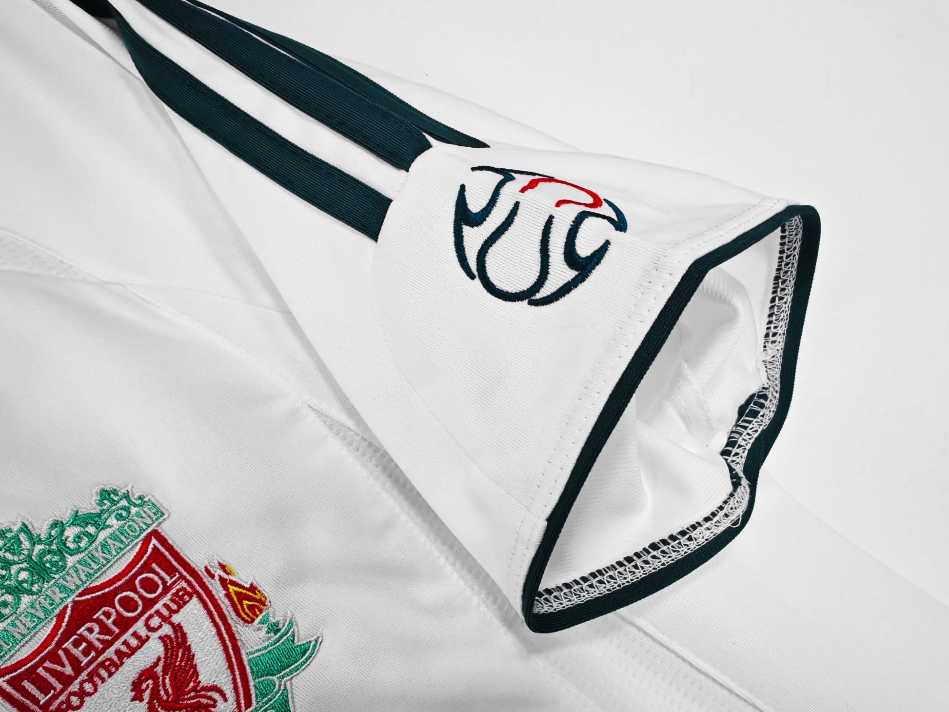 2006/08 away retro football shirt
