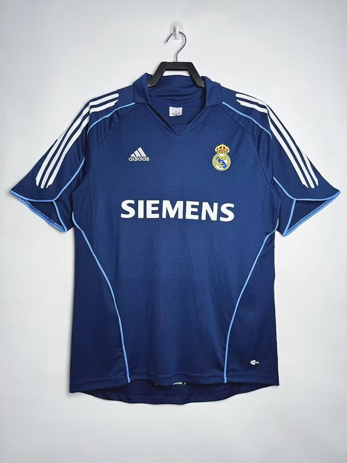 2005/06 away retro football shirt