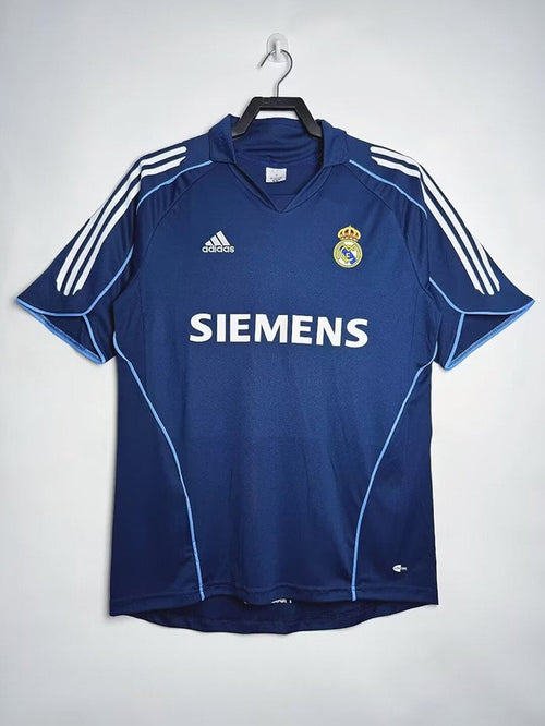 2005/06 away retro football shirt